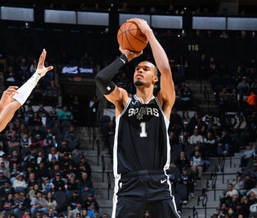西部最新排名：勇士创NBA奇迹，湖人收大礼，雷霆爆冷连败